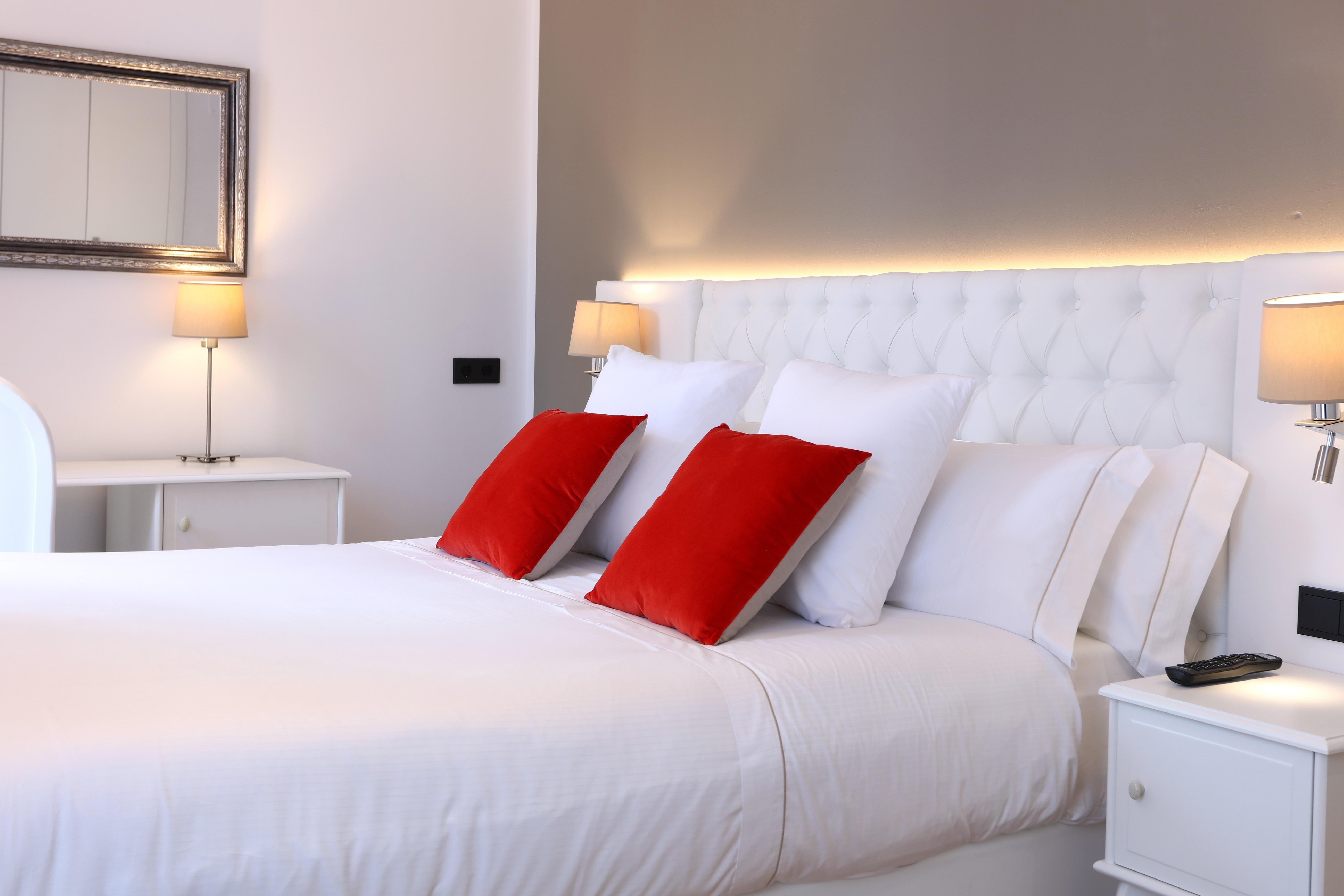 Bo Hotel Palma Exteriér fotografie A bedroom in a luxury hotel in Italy.
