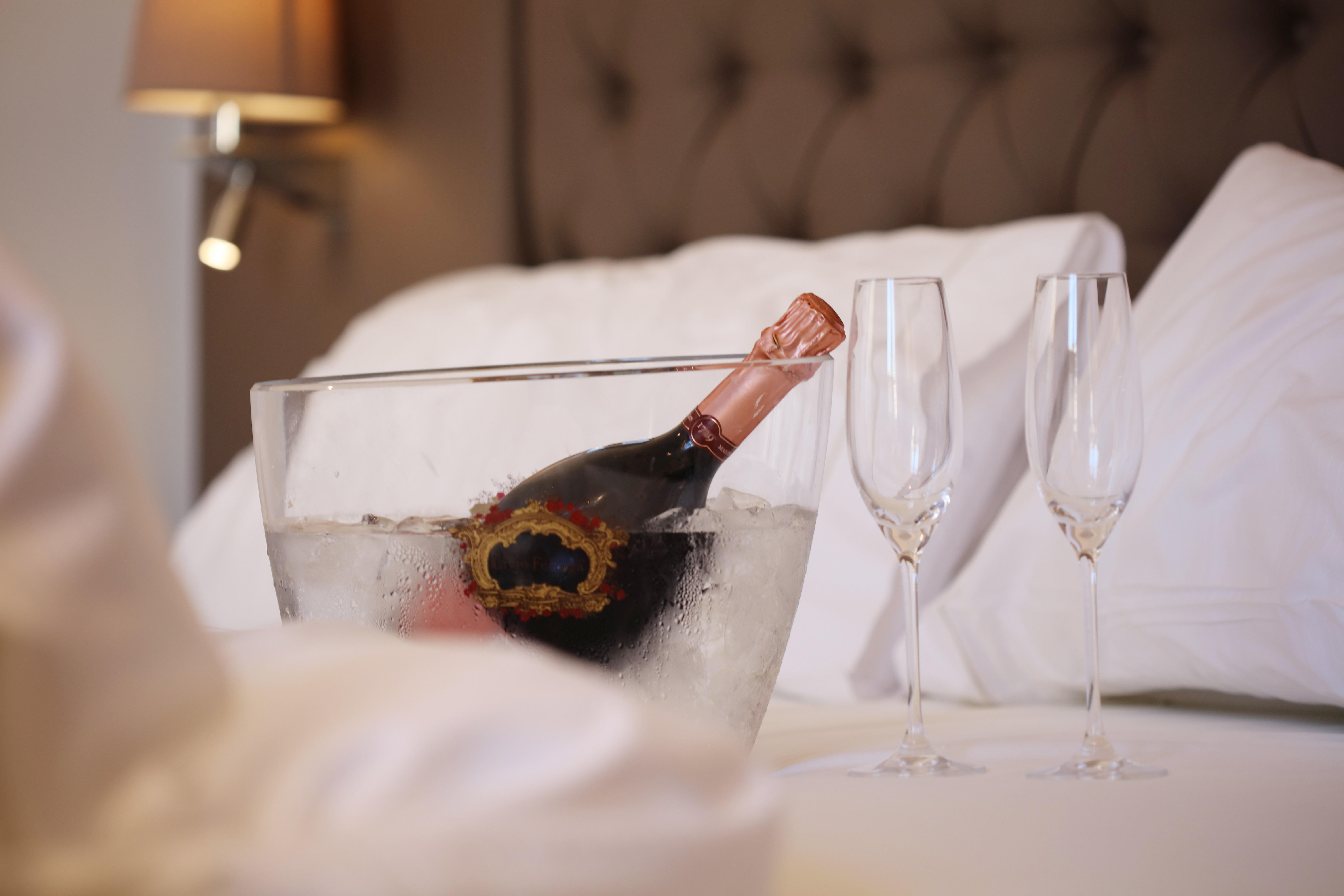 Bo Hotel Palma Exteriér fotografie A bottle of Champagne in a bucket of ice