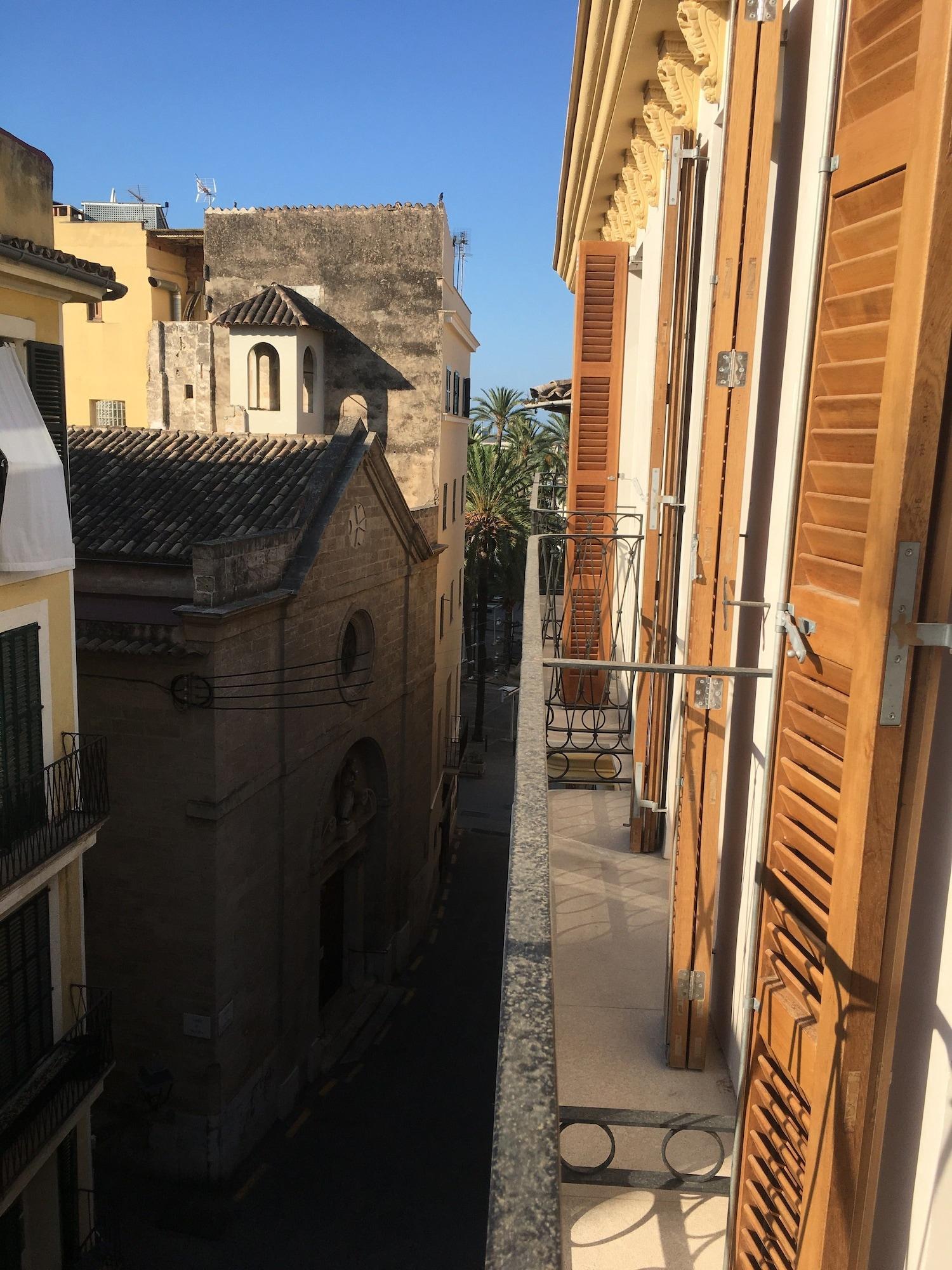 Bo Hotel Palma Exteriér fotografie Balcony of a typical house in the old town of Poetto